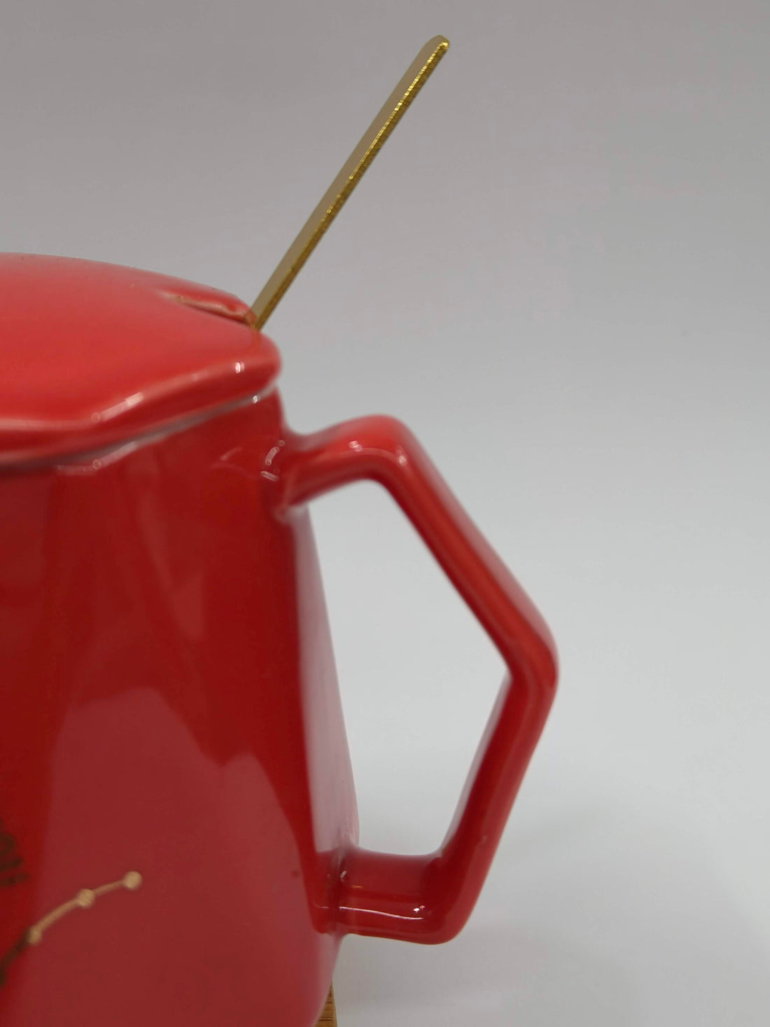 Premium Valentine Ceramic Mug with Lid, Wooden Tray and Golden Spoon 350 ml