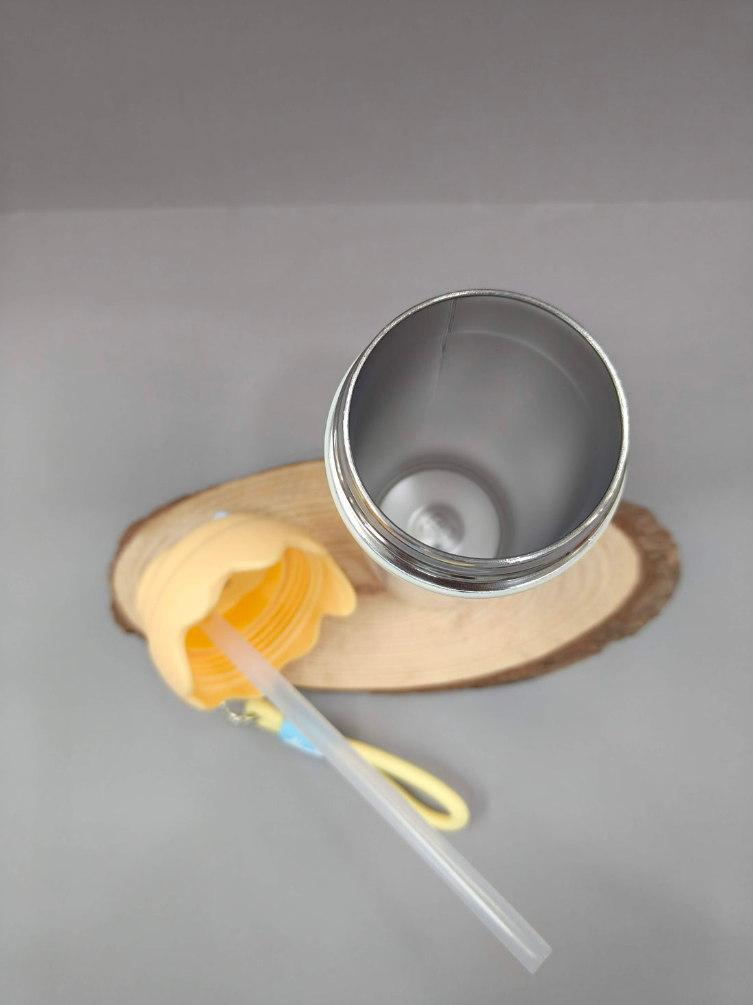 Stainless Steel Insulated Water Bottle For Kids | 600 ml Leakproof Sipper Bottle With Straw for Kids | BPA-Free Drinking Water Bottle With Portable Handle | Easy to Carry for Girls & Boys